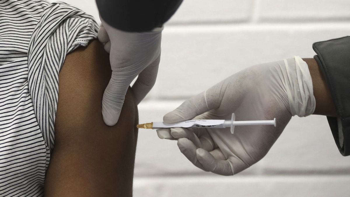 Chlíbek: Mluvit o očkování v prosinci je neseriózní. Dodávky čekáme v prvním čtvrtletí